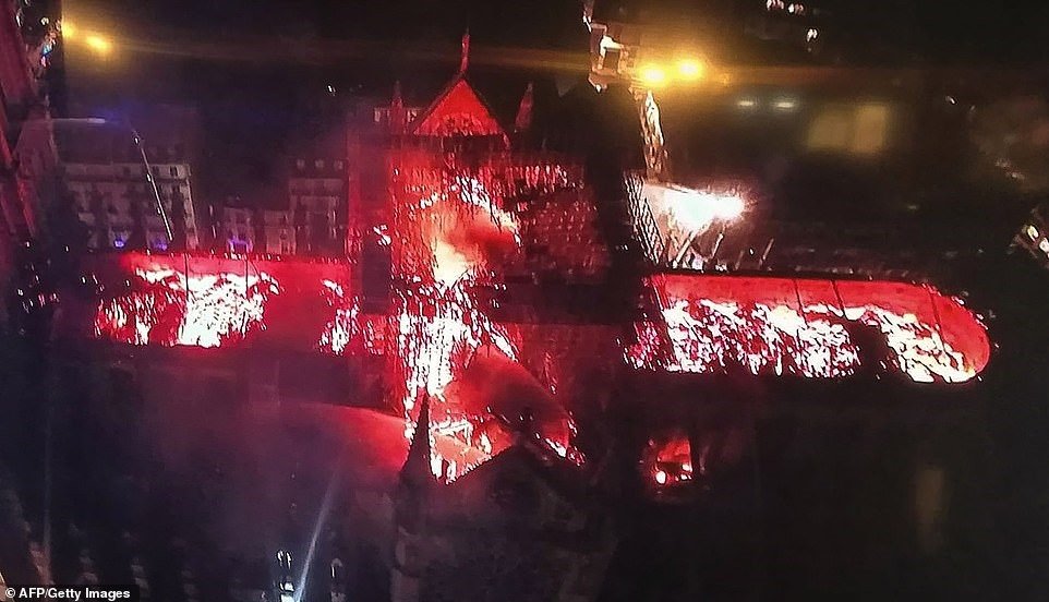 So với tháp Eiffel không tổn hại nhiều và Khải Hoàn Môn có thể phục hồi đáng kể (về mặt kiến trúc), nhiều chuyên gia cho rằng rất khó để trả lại nguyên vẹn kết cấu của Nhà thờ Đức Bà Paris.