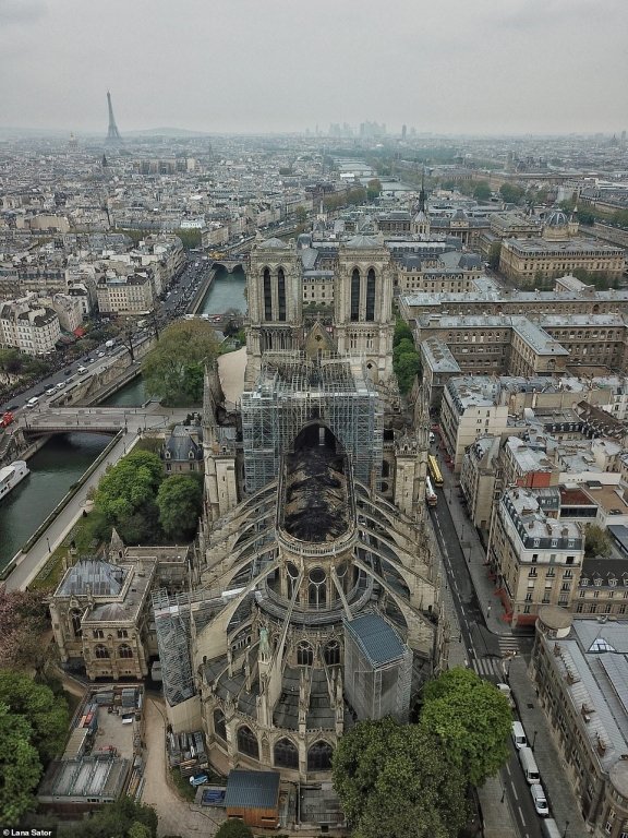 Sau 9 tiếng chiến đấu không ngừng nghỉ, lực lượng cứu hỏa Paris ngày 16.4 thông báo đã dập tắt hoàn toàn đám cháy. 