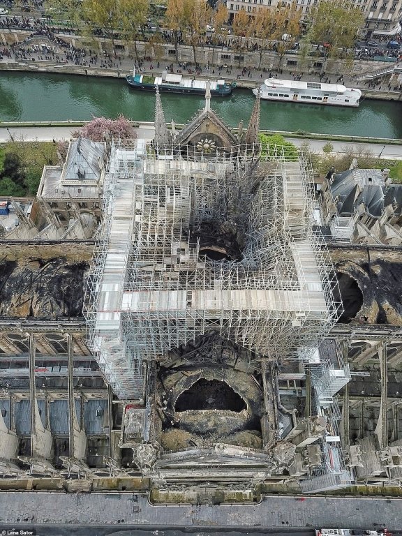 Trong phát biểu với cả nước được phát sóng trên truyền hình, Tổng thống Macron tuyên bố: “Chúng ta sẽ xây dựng lại Nhà thờ Đức Bà tốt đẹp hơn và tôi muốn việc này sẽ được hoàn tất trong vòng 5 năm, chúng ta có thể làm được điều này“.