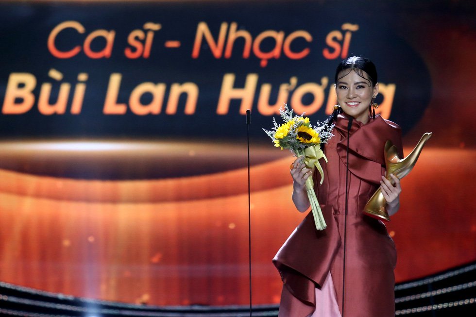 giai-cong-hien-2019-son-tung-m-tp-trang-tay