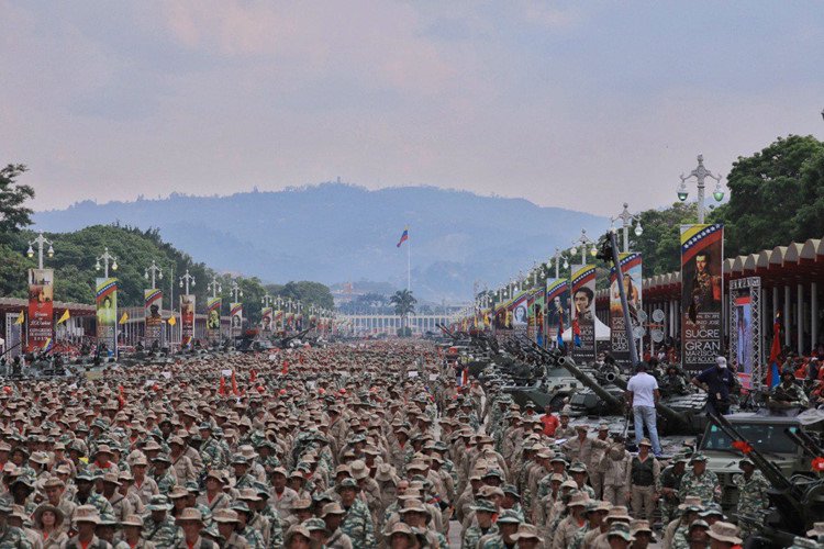 Hoành tráng đạo quân nửa triệu người Venezuela diễu binh