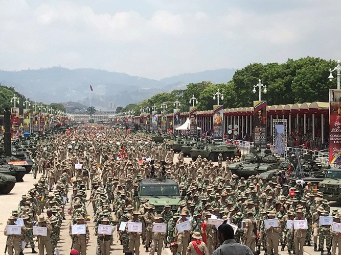 Hoành tráng đạo quân nửa triệu người Venezuela diễu binh