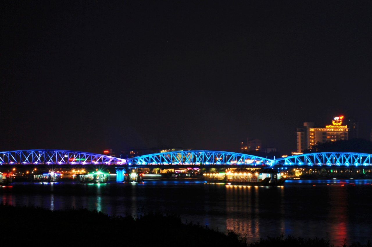lung-linh-cau-truong-tien-khi-man-dem-buong-xuong-dong-huong-giang