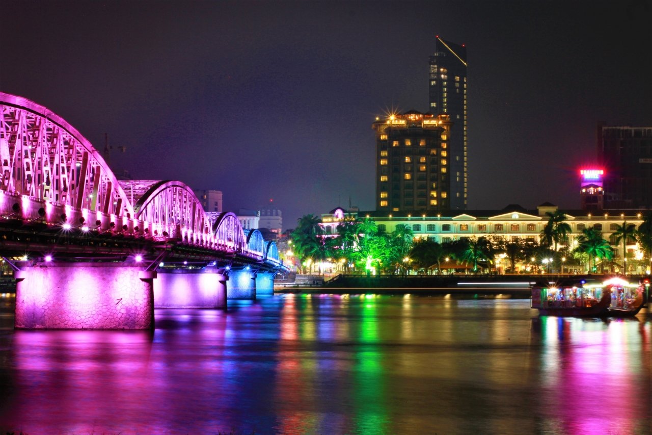 lung-linh-cau-truong-tien-khi-man-dem-buong-xuong-dong-huong-giang