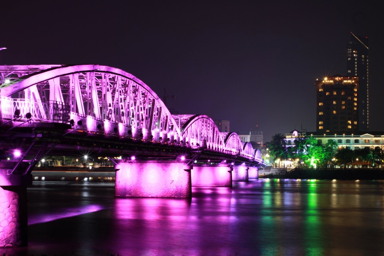 lung-linh-cau-truong-tien-khi-man-dem-buong-xuong-dong-huong-giang
