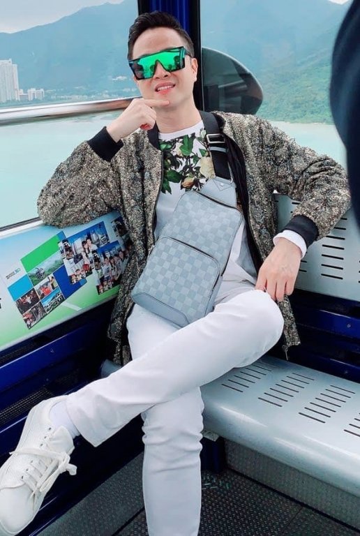 Nhật Tinh Anh tự thưởng cho mình chuyến đi du lịch ở Hong Kong, anh tin rằng việc đi du lịch sẽ đem lại nhiều cảm hứng sáng tạo trong lĩnh vực âm nhạc nghệ thuật