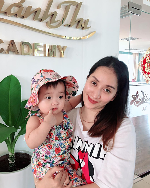 Khánh Thi cho biết pose hình với con gái