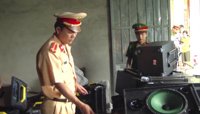 Khám xét nhà nghi can cầm đầu đường dây vận chuyển 1 tấn ma túy đá