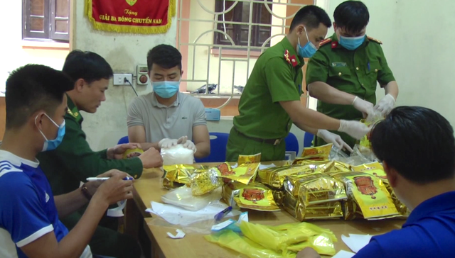 Khám xét nhà nghi can cầm đầu đường dây vận chuyển 1 tấn ma túy đá