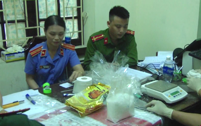 Khám xét nhà nghi can cầm đầu đường dây vận chuyển 1 tấn ma túy đá