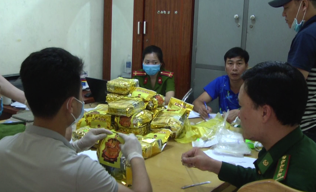 Khám xét nhà nghi can cầm đầu đường dây vận chuyển 1 tấn ma túy đá