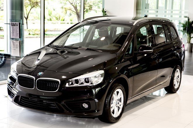 BMW 218i giảm giá tới cả trăm triệu đồng.