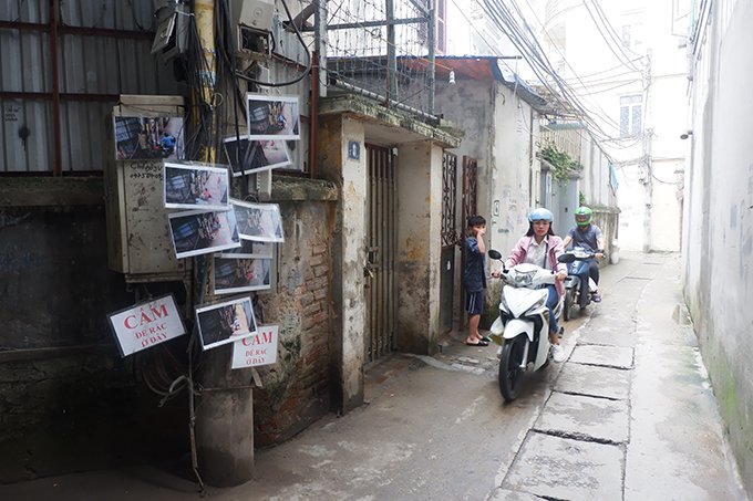 ha-noi-chong-rac-tac-bang-cach-treo-anh-nguoi-do-trom-truoc-ngo