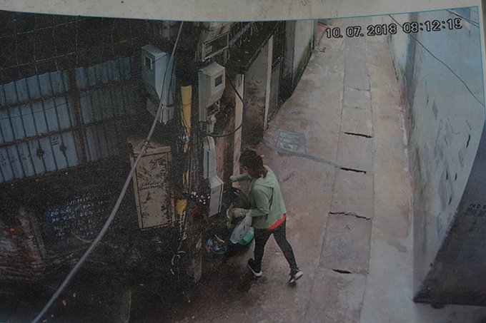 Một người đổ rác được camera ghi lại, trên ảnh có ghi lại chính xác thông tin ngày giờ.