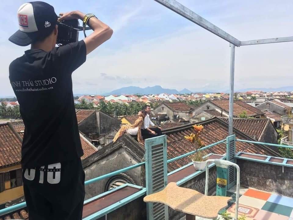 hoi-an-nguoi-dan-buc-xuc-voi-cac-cap-doi-chup-anh-cuoi-tren-noc-nhung-ngoi-nha-co