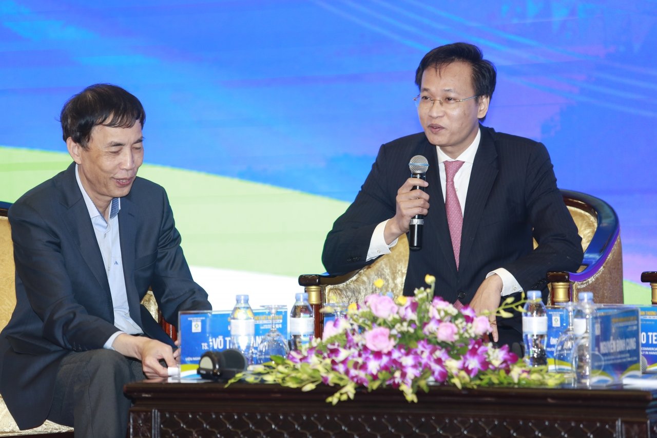 Ông Nguyễn Hữu Nghĩa, Phó Trưởng ban, Ban Kinh tế Trung ương (bên phải) cho rằng: “Không nằm ngoài xu thế, thương hiệu quốc gia không thể thiếu trong nỗ lực nâng cao hiệu quả hội nhập kinh tế quốc tế của Việt Nam. Đặc biệt, vào thời điểm này, để cạnh tranh có hiệu quả trên thị trường trong nước cũng như thị trường nước ngoài, thì việc đẩy mạnh xây dựng thương hiệu quốc gia đúng mức và đúng cách là biện pháp bổ trợ đáng kể”. Tuy nhiên, việc xây dựng thương hiệu quốc gia đòi hỏi sự chung tay lâu dài và bền bỉ của cả một dân tộc. Theo ông, càng có nhiều nguồn lực khác nhau chung sức tham gia sẽ tạo ra sức mạnh tổng thể; sự chung tay của mọi thành phần xã hội trong và ngoài nước cùng với sự điều phối chiến lược của Đảng và Nhà nước sẽ giúp rút ngắn khoảng cách khẳng định vị thế và uy tín của Việt Nam trên trường quốc tế.