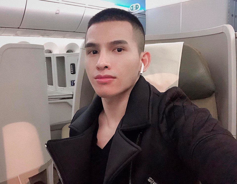 Quốc Thiên thông tin tình trạng sức khỏe khi nhiễm dị ứng cằm. Anh gặp stress khi da xuống cấp sau tuổi 30.