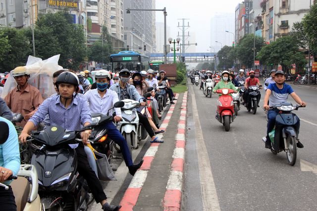 Hình ảnh xe máy đi ngược chiều trên làn buýt nhanh BRT ở Hà Nội . (Ảnh: Dân Trí).