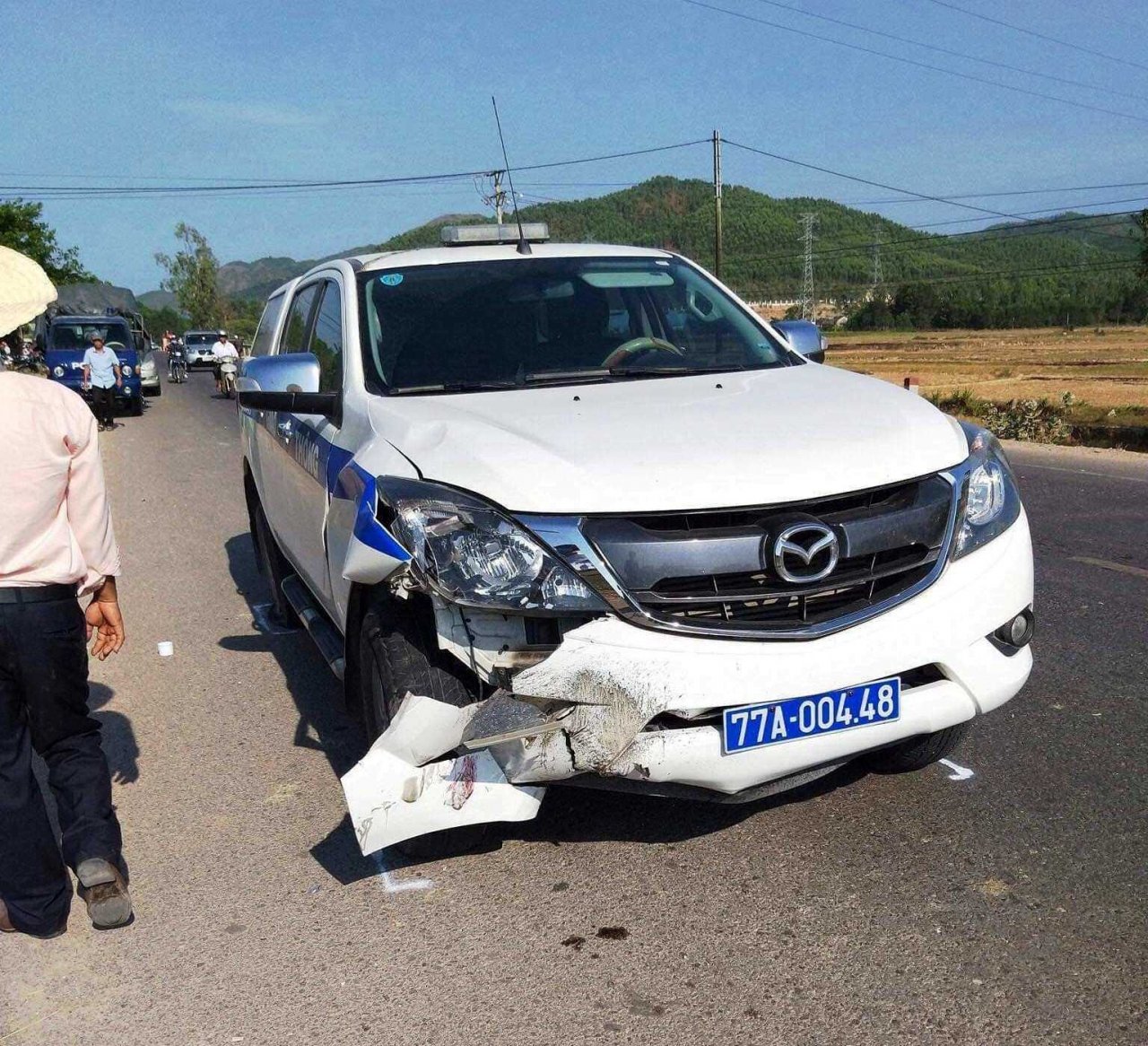Xe tuần tra của CSGT Bình Định hư hỏng phần đầu sau vụ tai nạn. (Ảnh: Báo Giao Thông).