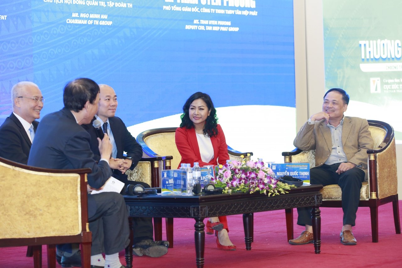 ...và nhiều doanh nghiệp nhỏ chỉ cần làm 'nhái' các thương hiệu đó là đã có thể bán được hàng. Tuy nhiên, Tân Hiệp Phát đã lựa chọn không làm sản phẩm đặt tên nhái. Thay vào đó là tạo ra sản phẩm chất lượng, có tên riêng, gắn với đó slogan ấn tượng “lần đầu tiên có mặt tại Việt Nam” thu hút sự quan tâm của người tiêu dùng. Để có thương hiệu nhiều người biết đến như Dr Thanh, Number One, Trà Xanh Không Độ... như hiện nay, Tân Hiệp Phát đã tốn 18 năm.