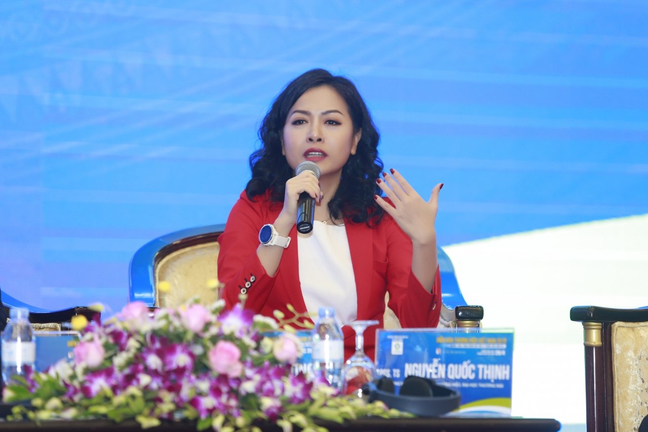Tại diện đàn nữ doanh nhân Trần Uyên Phương - Phó Tổng Giám đốc Tập đoàn Tân Hiệp Phát chia sẻ, một trong những điều tạo nên sự khác biệt của Tân Hiệp Phát là chọn xây dựng thương hiệu ngay từ ngày đầu. Nhớ lại thời điểm năm 2001, khi đó thị trường nước giải khát đã có rất nhiều thương hiệu lớn tham gia...