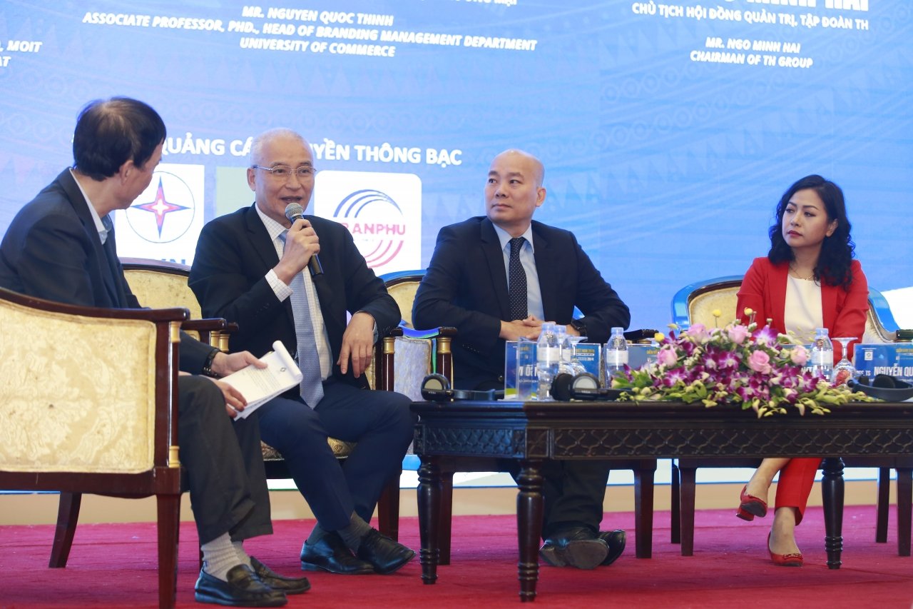 Khoảng 300 đại biểu từ các cơ quan quản lý, các chuyên gia, các tổ chức và doanh nghiệp liên quan tới phát triển thương hiệu và xuất nhập khẩu được nghe doanh nghiệp chia sẻ 
