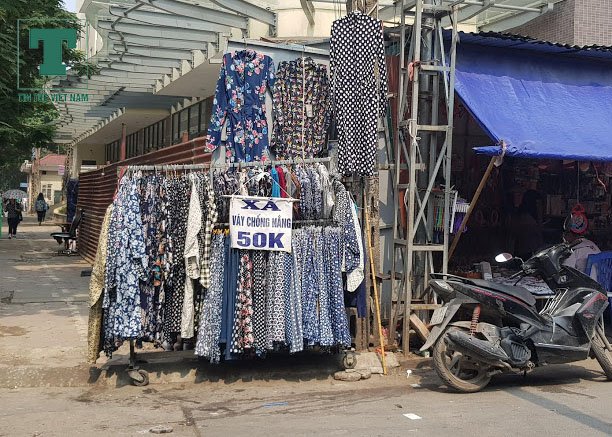 Áo chống nắng giá rẻ được bày bán tràn lan tại các khu chợ truyền thống. 