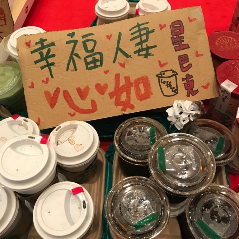 Lâm Tâm Như mua trà sữa 