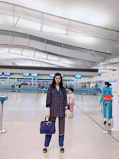 Lệ Quyên tranh thủ check-in ở sân bay trước khi sang Australia lưu diễn.