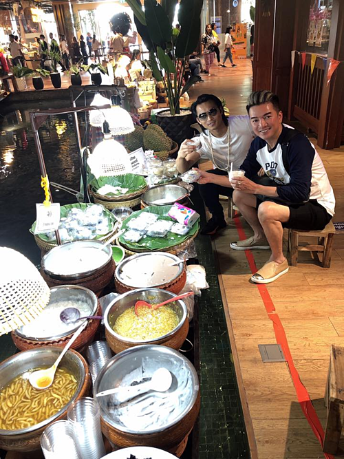Đàm Vĩnh Hưng pose hình cùng Đan Nguyên khi ngồi lê la hàng quán thưởng thức các món chè.