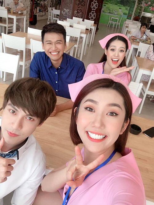 Thúy Ngân selfie cùng Xuân Nghị và bạn diễn tại hậu trường đóng phim mới.