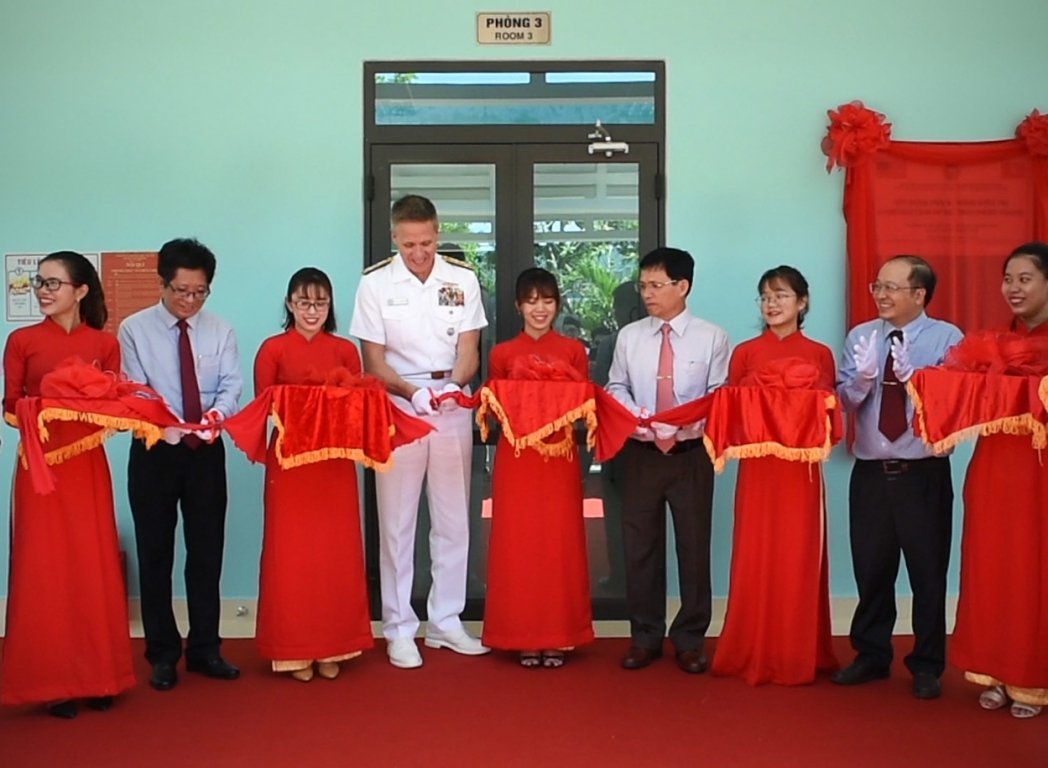 Tư lệnh Bộ Tư lệnh Ấn Độ Dương – Thái Bình Dương Hoa Kỳ, Đô đốc Philip Davidson và các cán bộ Bệnh viện Da liễu tỉnh Khánh Hòa cắt băng khánh thành một số phòng bệnh do Hoa Kỳ tài trợ xây dựng.