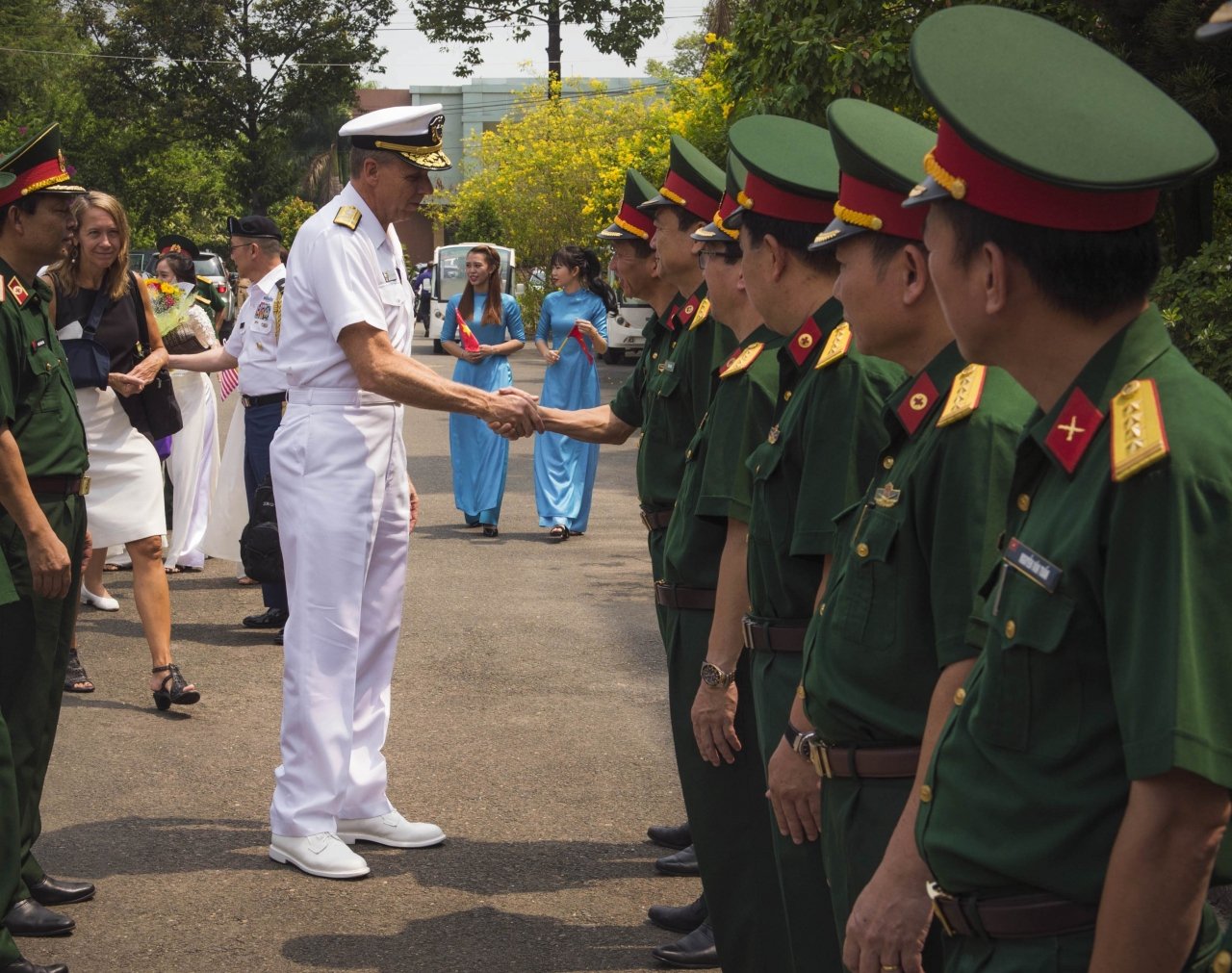 Tư lệnh Bộ Tư lệnh Ấn Độ Dương – Thái Bình Dương Hoa Kỳ, Đô đốc Philip Davidson gặp mặt các sĩ quan Việt Nam tham gia hỗ trợ Bệnh viện Quân đội 175 khi cùng Tổng Lãnh sự Hoa Kỳ tại TP HCM Mary Tarnowka tới thăm bệnh viện.