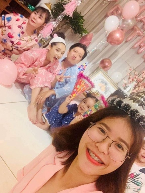 nha-phuong-vo-tinh-de-lo-ten-than-mat-cua-con-gai-trong-nay-sinh-nhat-ong-xa