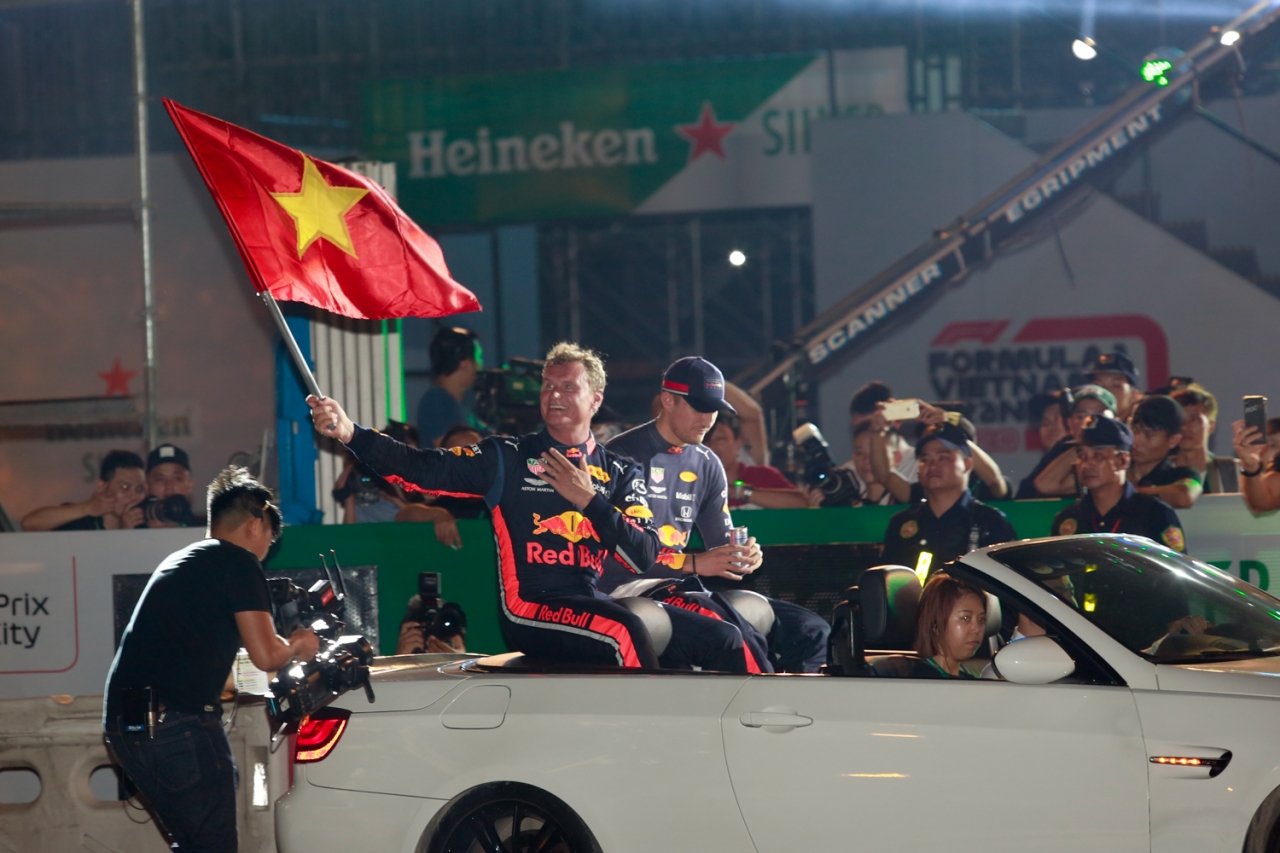 Với 13 lần chiến thắng Grand Prix đồng thời là Đại sứ F1 của nhãn hiệu Heineken, David Coulthard chia sẻ: “Đây là lần thứ hai tôi được cùng Đội đua Aston Martin Red Bull trình diễn tại Việt Nam. Tôi đặc biệt háo hức khi Việt Nam sẽ đăng cai tổ chức Giải F1 Grand Prix chính thức vào năm tới. Đã được tận mắt chứng kiến sự hào hứng và cuồng nhiệt của người hâm mộ Việt Nam dành cho F1, tôi tin rằng Việt Nam sẽ trở thành một trong những Giải đua hấp dẫn nhất thế giới và được yêu mến bởi đông đảo các tay đua và đội đua F1.”