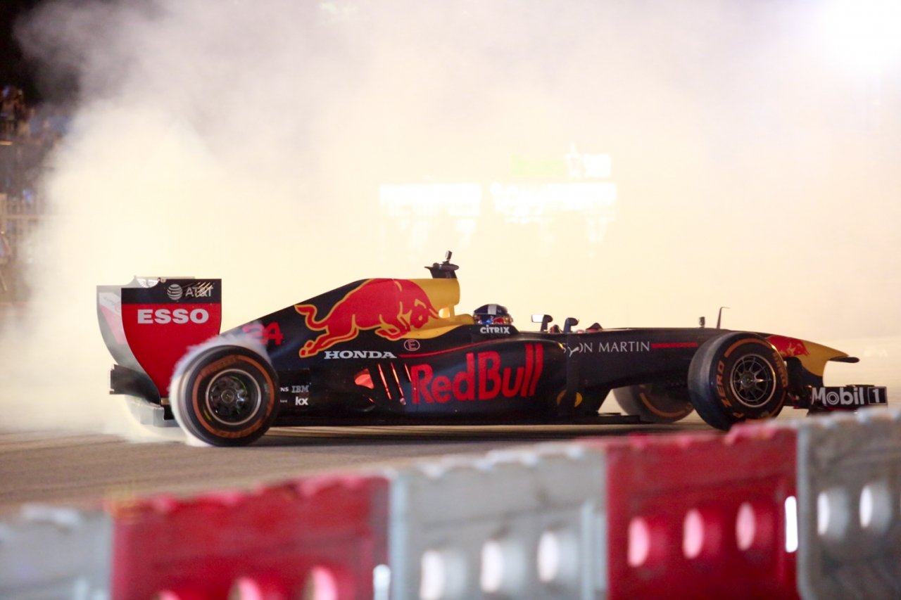 Kết thúc 3 lần đua thử, David Coulthard thực hiện màn đốt lốp đầy ấn tượng, cùng với tiếng động cơ vang trời thu hút sự phấn khích của khán giả.