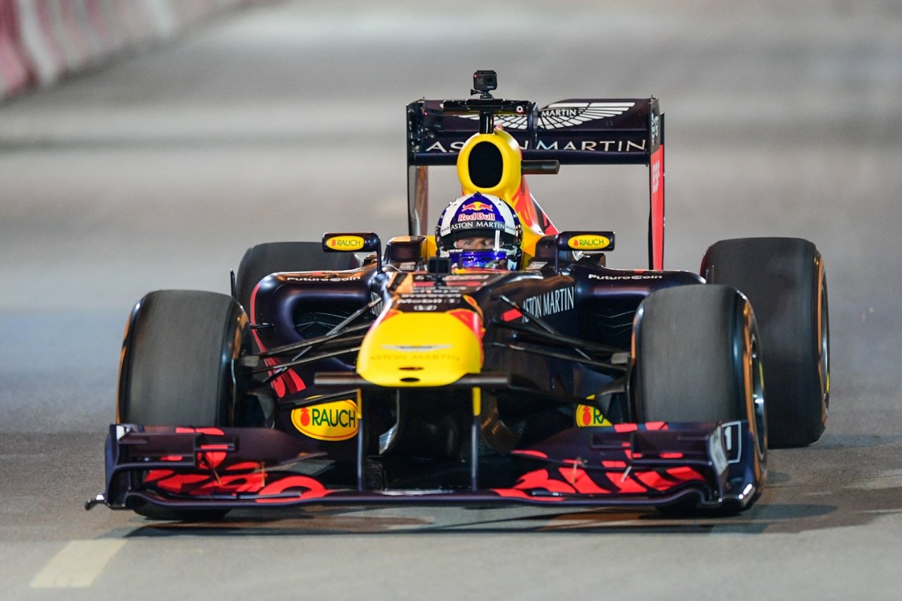 Tham gia trình diễn trong sự kiện tối nay 20/4 là tay đua huyền thoại David Coulthard cùng đội đua Aston Martin Red Bull.
