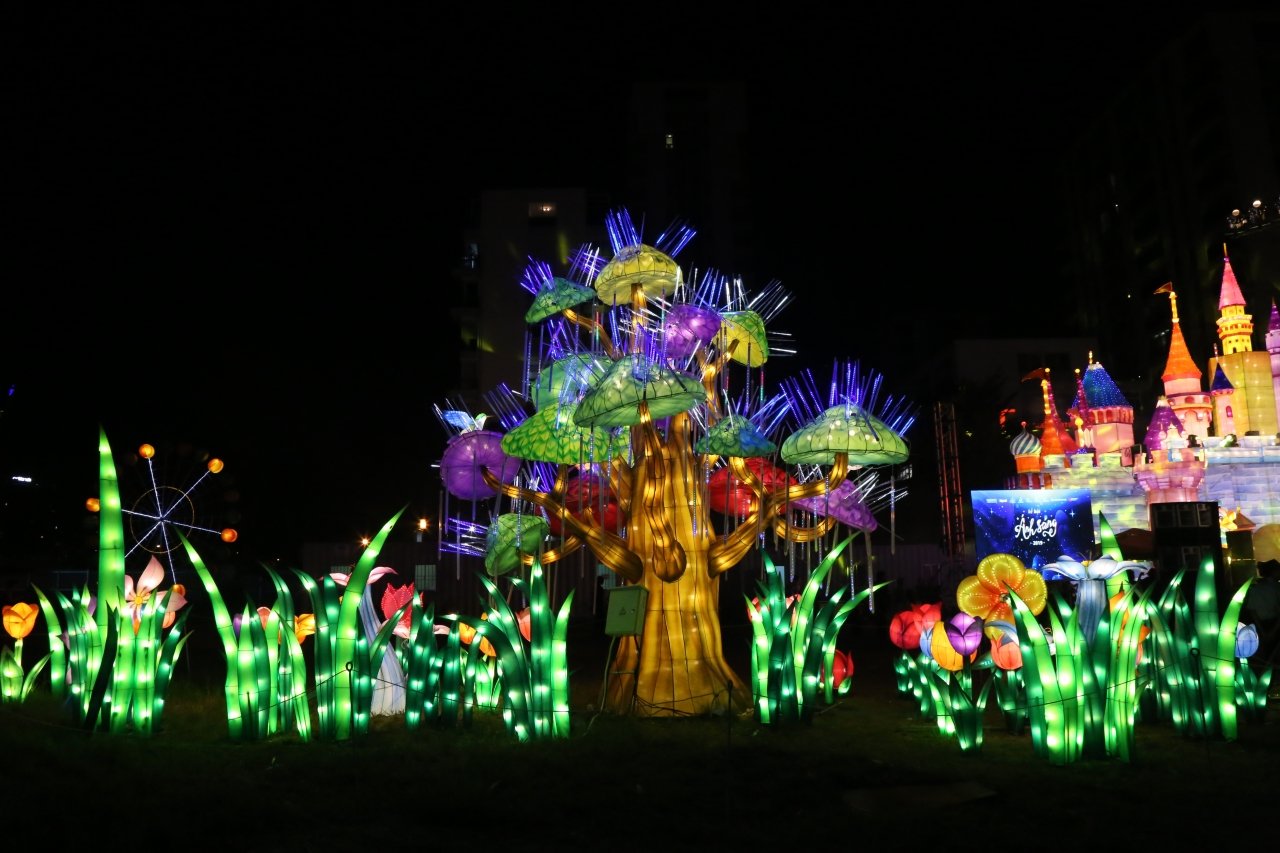 gioi-tre-hao-hung-check-in-tai-le-hoi-anh-sang-lan-dau-to-chuc-o-tp-hcm