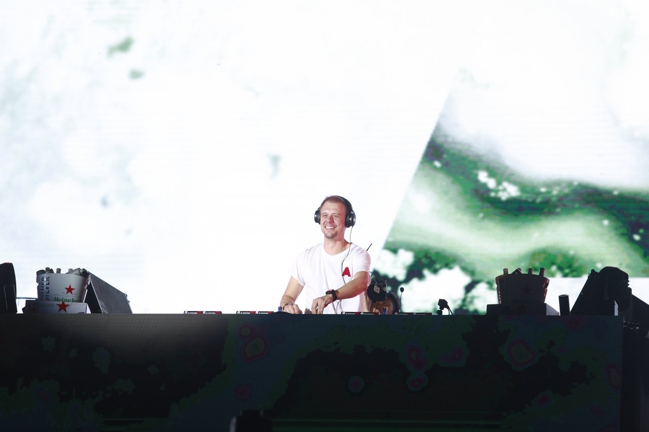 Sau cùng sự kiện là sự xuất hiện vô cùng hấp dẫn của DJ Armin Van Buuren.