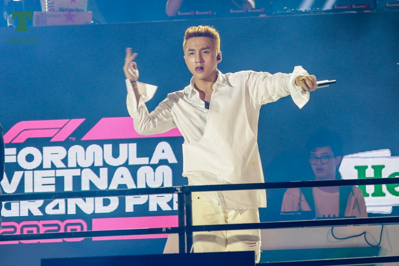 Sơn Tùng M-TP với chùm ca khúc đã làm nên tên tuổi của anh, bao gồm Mash-up Chạy ngạy đi & Chúng ta không thuộc về nhau, Em của ngày hôm qua và Lạc trôi.