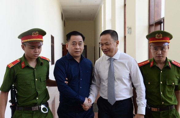 Luật sư Nguyễn Hữu Thế Trạch (áo trắng) - người bào chữa cho Vũ 