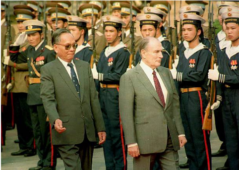 Chủ tịch Việt Nam Lê Đức Anh và Tổng thống Pháp Francois Mitterrand trong lễ duyệt đội danh dự ngày 9/2/1993 ở Hà Nội khi Tổng thống Mitterrand thăm chính thức hai ngày, đánh dấu lần đầu tiên một nguyên thủ quốc gia phương Tây tới Việt Nam kể từ năm 1954.