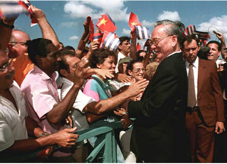 Chủ tịch nước Lê Đức Anh bắt tay người dân Cuba tại Sân bay Quốc tế Jose Marti ở Havana hồi tháng 10/1995.