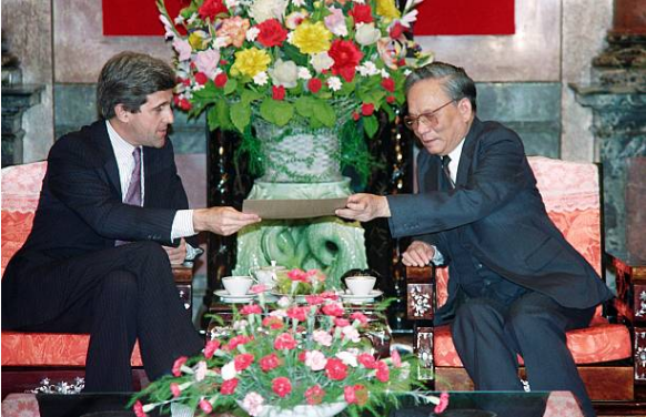 Chủ tịch nước Việt Nam Lê Đức Anh gặp Thượng nghị sĩ John Kerry ngày 18/11/1992 ở Hà Nội.