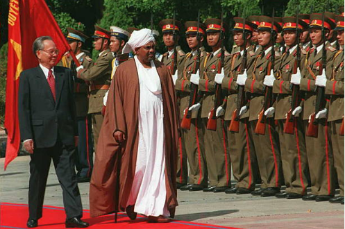 Chủ tịch nước Lê Đức Anh và Tổng thống Sudan Omar Ahmed al-Bashir trong lễ duyệt đội danh dự chào mừng tổng thống Sudan có chuyến thăm chính thức ba ngày tại Việt Nam nhằm tăng cường mối quan hệ giữa hai nước ngày 29/9/1995.