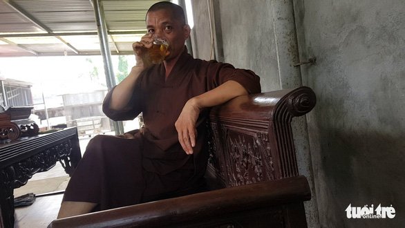 Một con chó được nhốt ngay lối vào chùa Trung Hành - Ảnh: TIẾN THẮNG