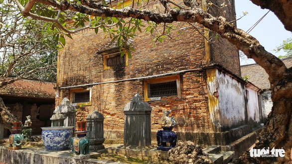 Cụm di tích gồm ngôi chùa cổ này và miếu Trung Hành được Nhà nước công nhận là di sản cấp quốc gia năm 1992 - Ảnh: TIẾN THẮNG
