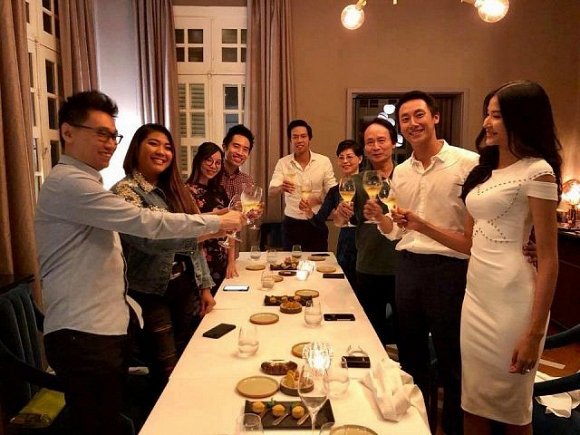 Hoàng Thùy tham gia một buổi tiệc cùng gia đình Rocker Nguyễn.