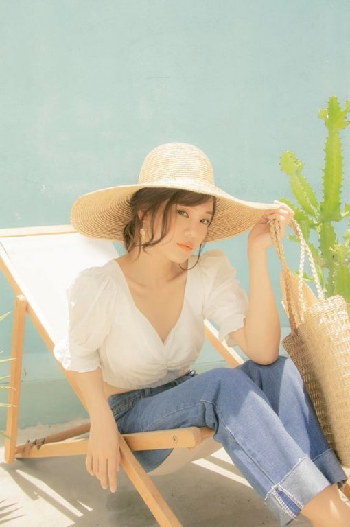 Chia sẻ hình ảnh ngọt ngào, Hoàng Yến Chibi còn phấn khích: “Chỉ cần nhìn ánh mắt, đã đủ ngả nghiêng rồi. Chỉ cần chạm đôi môi, cũng một chiều tê tái”.