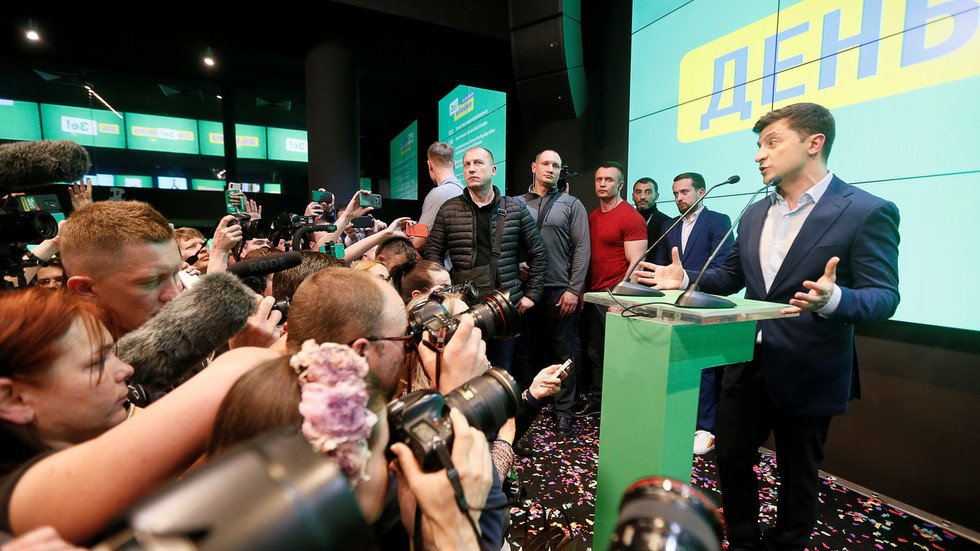Ông Zelensky trong buổi họp báo đầu tiên.
